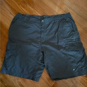 *EUC* Columbia Men's Omni-shade Dark Gray Cargo Shorts XL 10” inseam